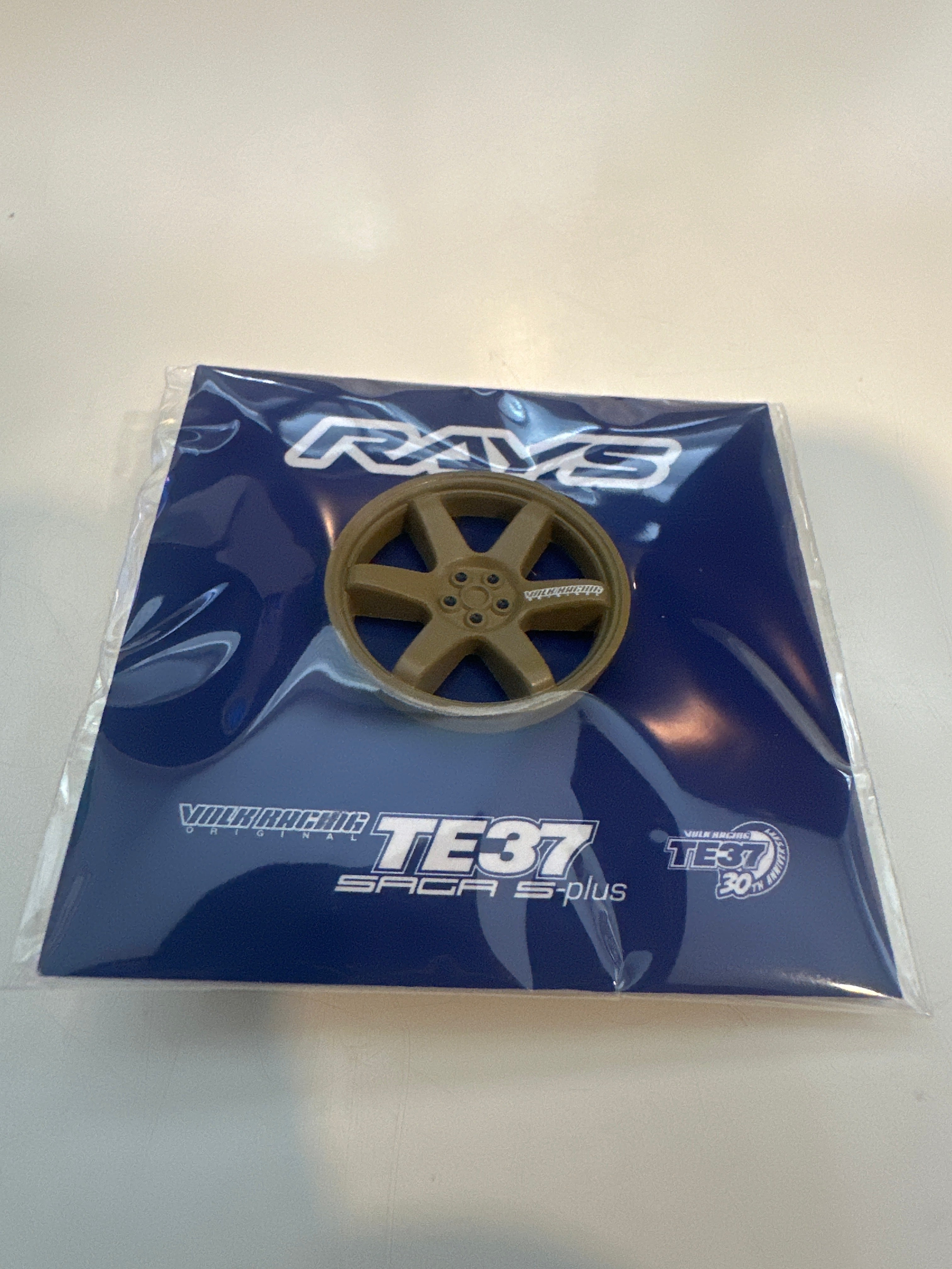 RAYS x LEEN TE37 SAGA SPLUS PIN BADGE BR | 7499LEEN373SP