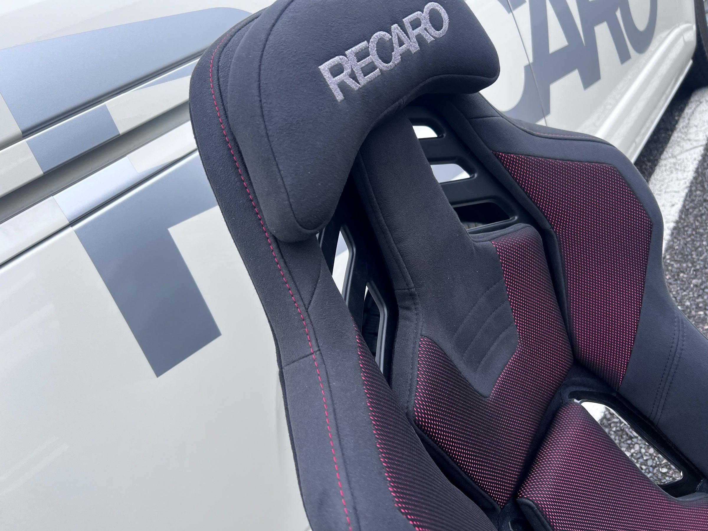 Recaro RSS BK Large FRP Seat in Kamui Black / Brilliant Mesh Red | 81-089.67.641-0